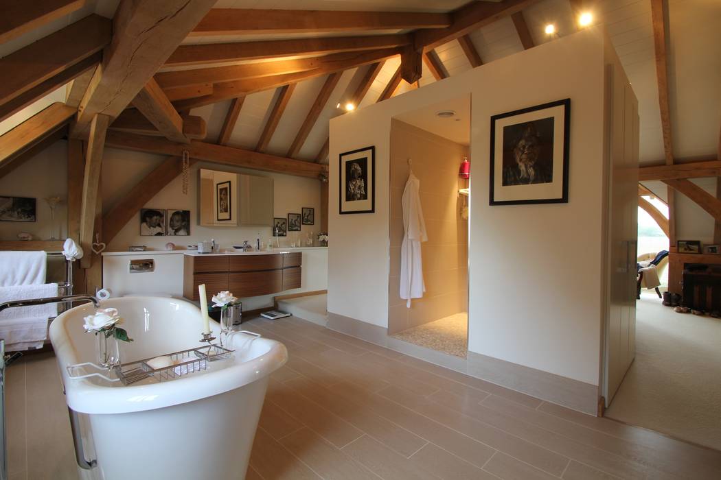 The master bedroom and ensuite Hale Brown Architects Ltd Habitaciones de estilo rural