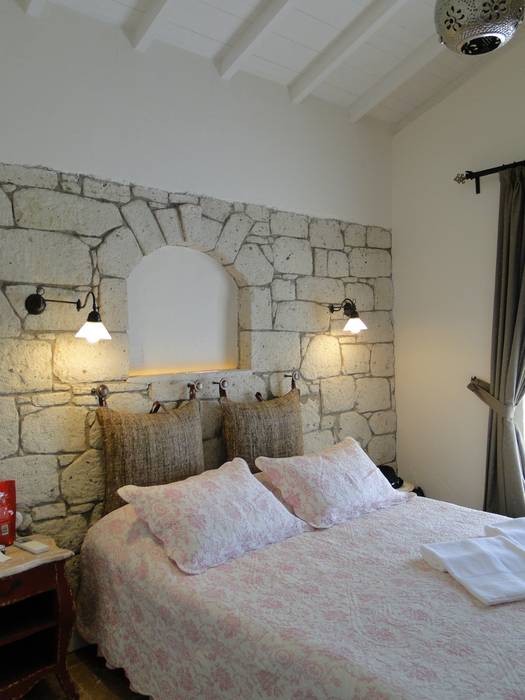 Yu-Ga Otel-Alaçatı İZMİR, Tuncer Sezgin İç Mimarlık Tuncer Sezgin İç Mimarlık Mediterranean style bedroom Beds & headboards