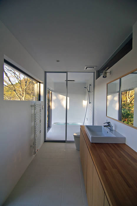 homify Modern Bathroom