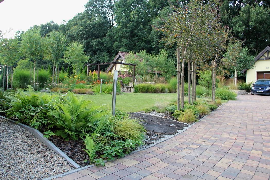Widok na ogród od podjazdu do garażu Garden Idea - Projektowanie Ogrodów
