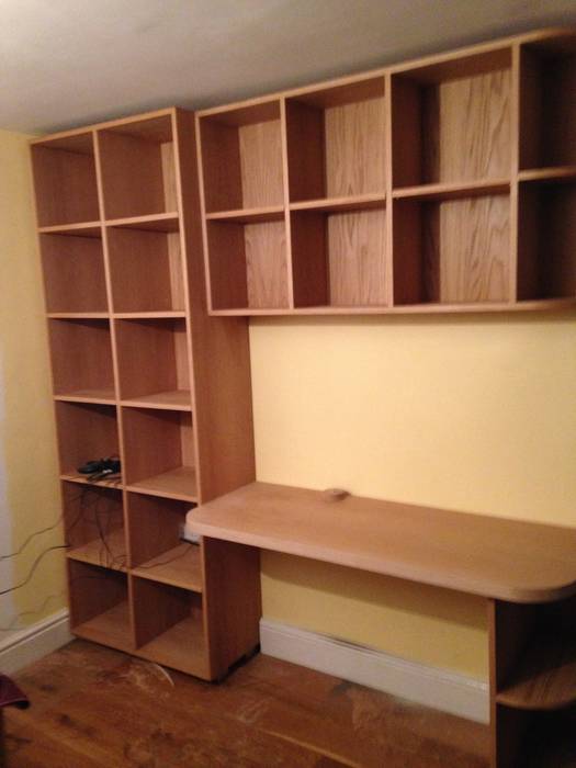 white oak build-in book shelves & desk, woodstylelondon woodstylelondon Modern study/office Cupboards & shelving
