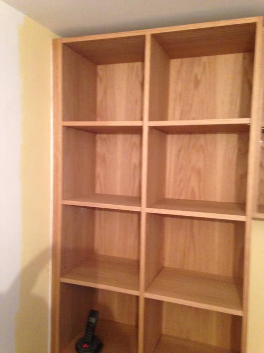 white oak build-in book shelves & desk, woodstylelondon woodstylelondon Modern study/office Cupboards & shelving