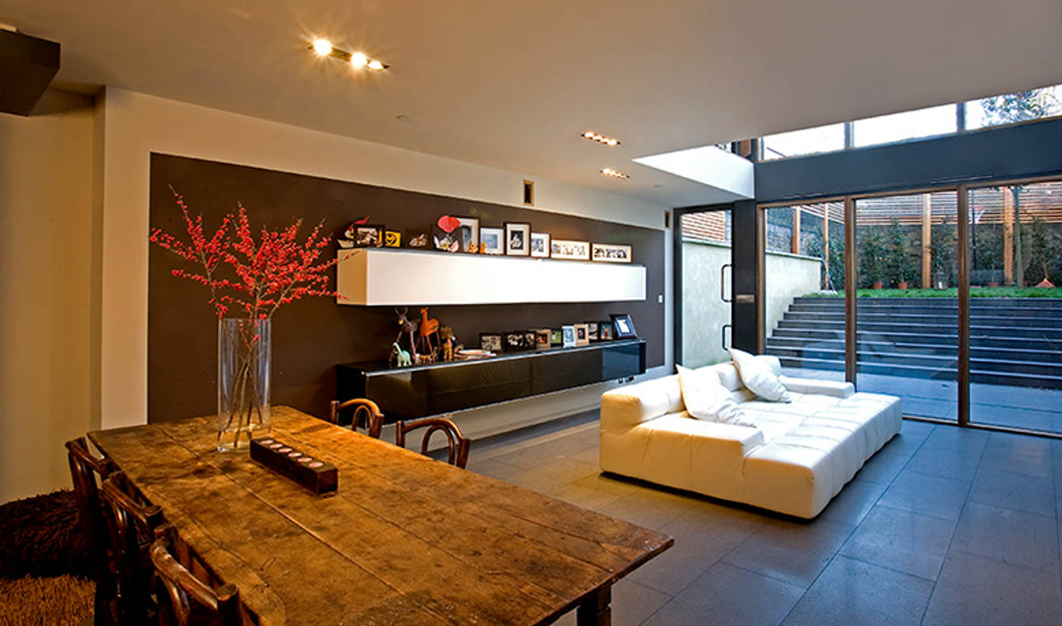 The new living room with a void to the Hale Brown Architects Ltd Гостиная в стиле минимализм