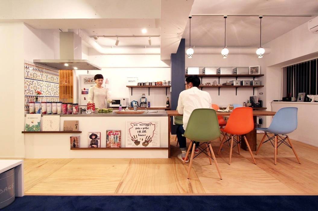 空間の凹凸を活かしたカラフルな家, nuリノベーション nuリノベーション Eclectic style kitchen