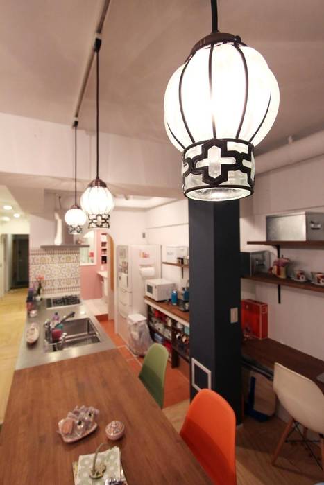空間の凹凸を活かしたカラフルな家, nuリノベーション nuリノベーション Mediterranean style kitchen Lighting