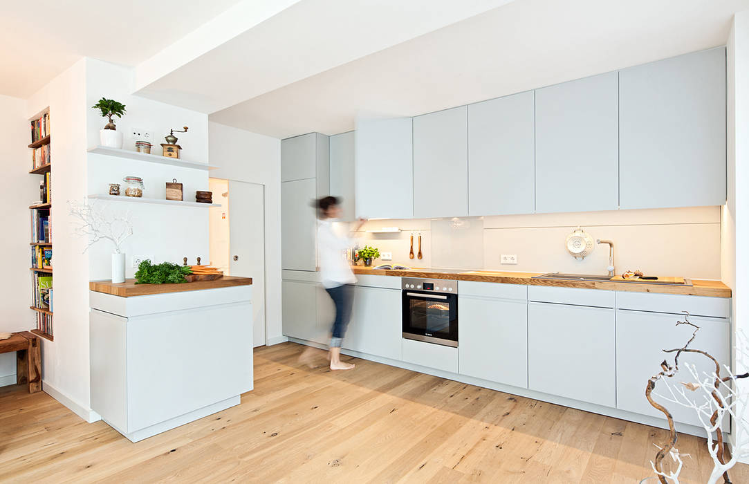 Offene Küche mit Arbeitsplatte aus Parkett Lukas Palik Fotografie Moderne Küchen