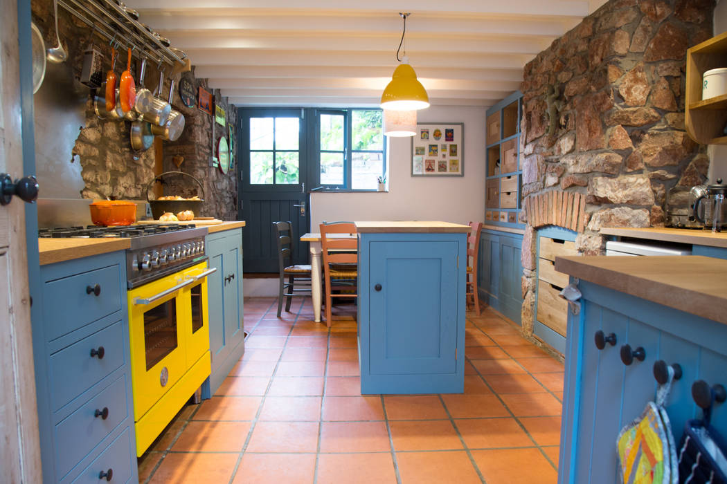 A Playful Shaker Kitchen homify Cucina moderna sustainable ktchens,shaker style,cottage kitchen,Farrow and Ball,stone blue,bertazzoni range,ferrari yellow,kitchen island,terracotta tiles,pendant lighting,iron door knobs,wood worktop