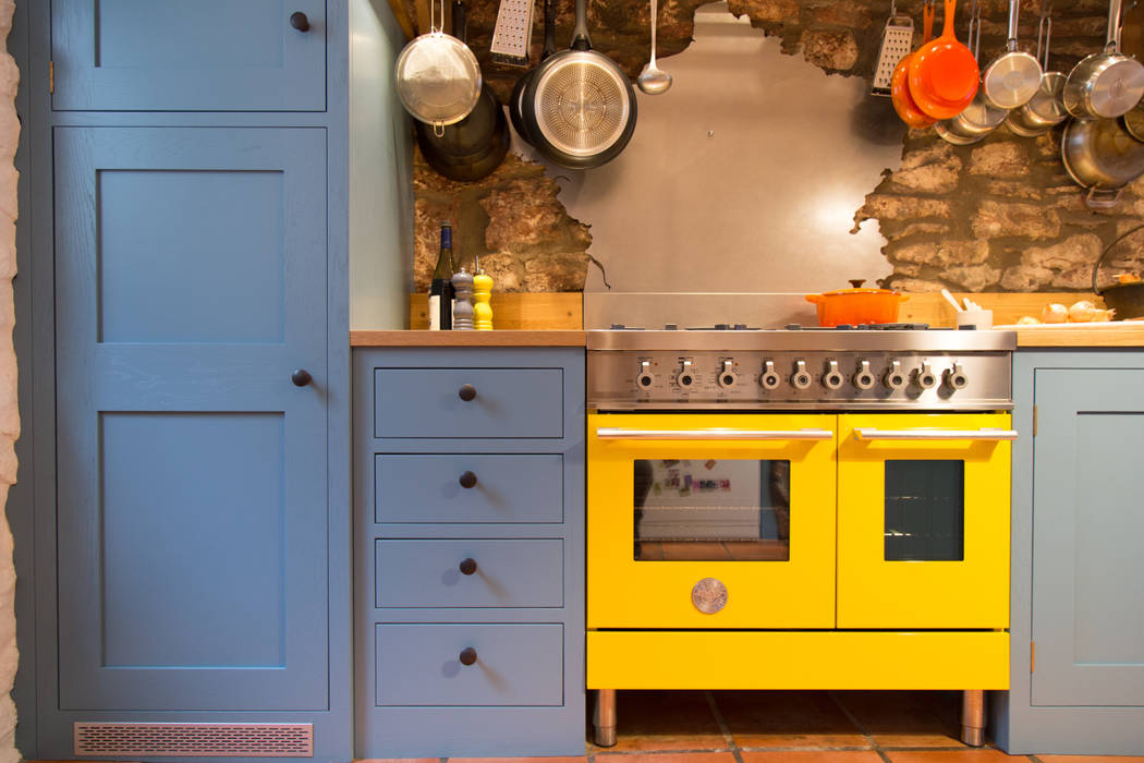 A Playful Shaker Kitchen homify مطبخ Sustainable kitchens,shaker style,Farrow and Ball,Bertazzoni range,yellow range,terracotta tiles,Stone blue,stainless steel,le crueset,iron door knobs,exposed stone