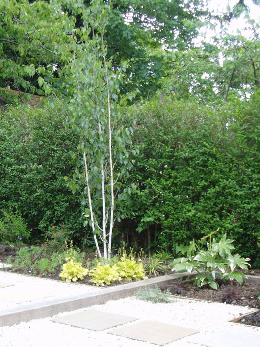 Low Maintenance Garden: A custom made curved willow screens and enlarging, screening from the sun, Cherry Mills Garden Design Cherry Mills Garden Design Giardino eclettico