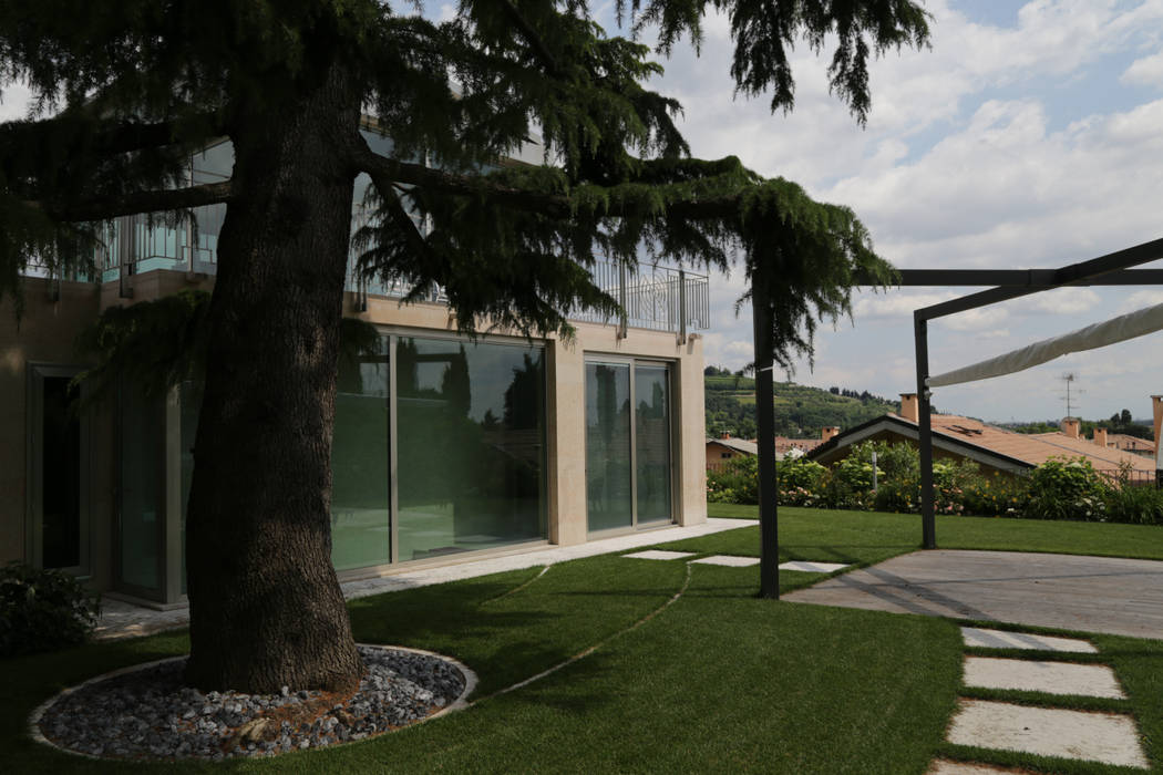 VILLA B, STUDIO DI ARCHITETTURA ZANONI ASSOCIATI STUDIO DI ARCHITETTURA ZANONI ASSOCIATI Taman Modern