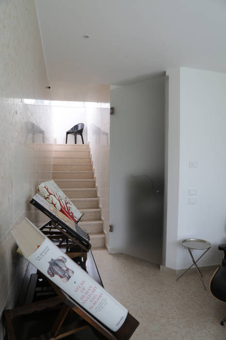 VILLA B, STUDIO DI ARCHITETTURA ZANONI ASSOCIATI STUDIO DI ARCHITETTURA ZANONI ASSOCIATI Modern Corridor, Hallway and Staircase