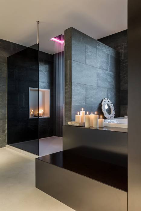 Baño con ducha de lluvia con cromoterapia Laura Yerpes Estudio de Interiorismo Baños de estilo moderno