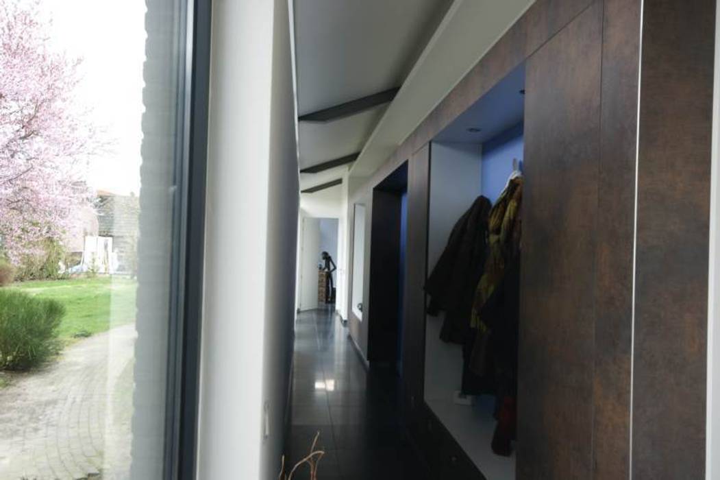 jaren 50 woning verbouwd, KleurInKleur interieur & architectuur KleurInKleur interieur & architectuur Modern corridor, hallway & stairs Clothes hooks & stands