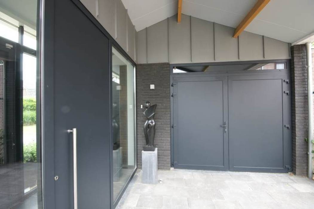 entreepartij KleurInKleur interieur & architectuur Moderne garage