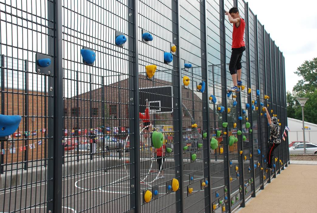 Ballenvanger gecombineerd met klimroutes. Buro Topia stads- en landschapsontwerp Moderne tuinen Hekken, schuttingen & muren