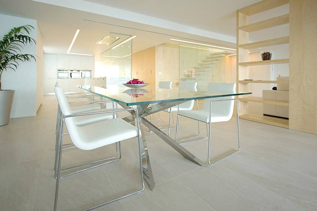 Comedor con mesa de cristal - Casa Moncofa - Chiralt Arquitectos Chiralt Arquitectos Comedores de estilo minimalista