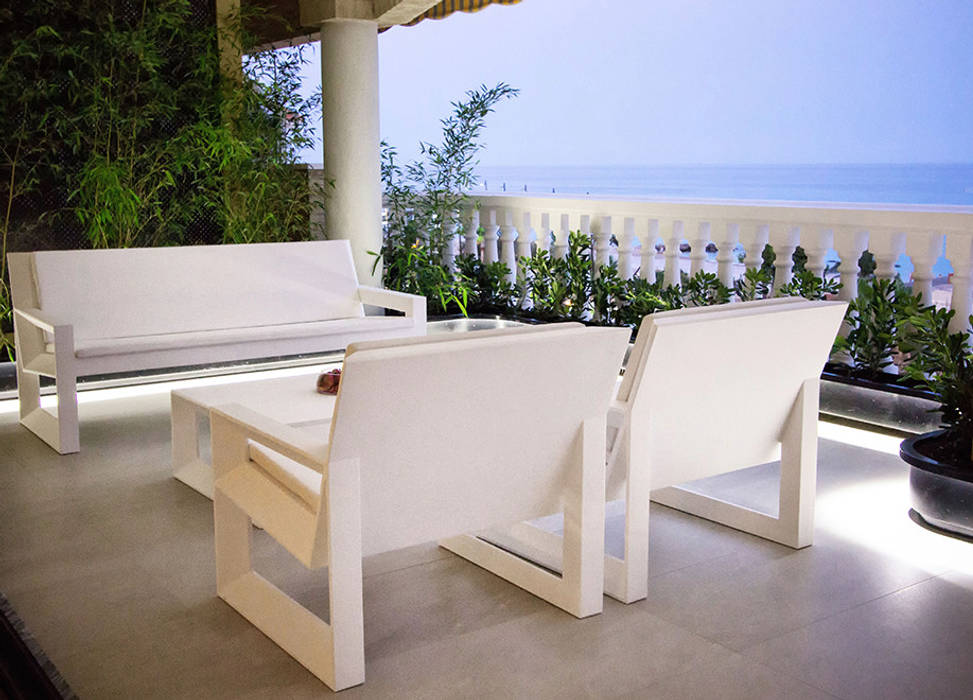 ​Apartamento en la playa de Moncofa, Chiralt Arquitectos Chiralt Arquitectos Minimalist balcony, veranda & terrace Furniture