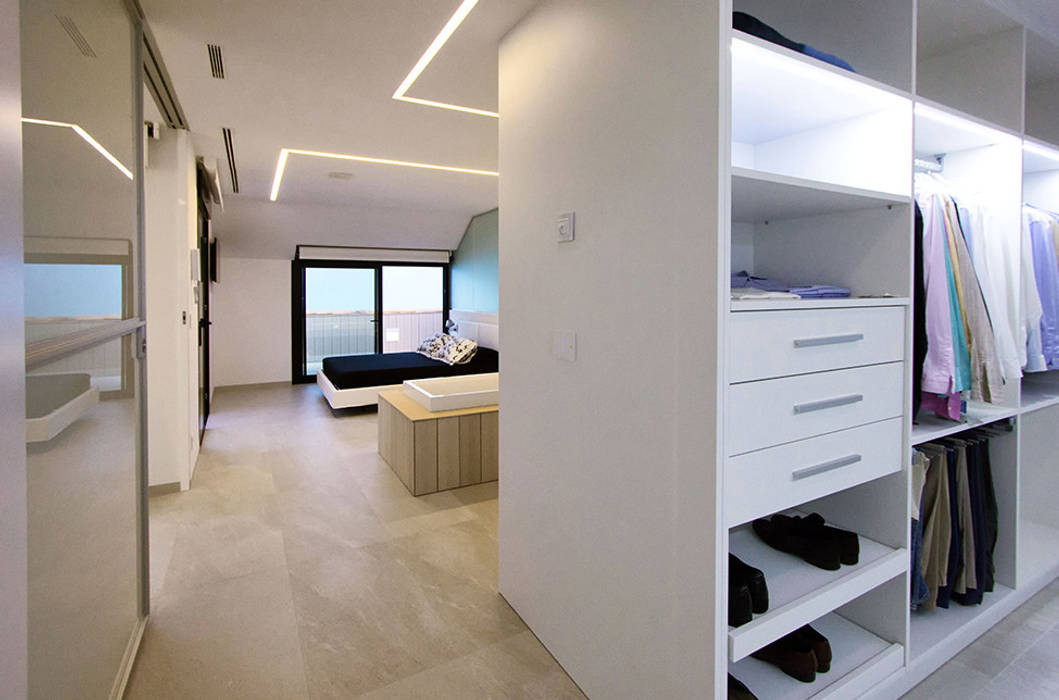 Dormitorio principal y vestidor - Casa Moncofa - Chiralt Arquitectos Chiralt Arquitectos Dormitorios de estilo minimalista