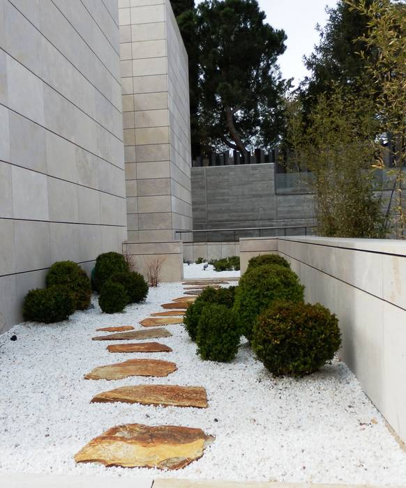 Patio de grava ISAURA ROMEO ESTUDIO DE PAISAJISMO Jardines de estilo minimalista Planta,Propiedad,Superficie de la carretera,Césped,Nieve,Árbol,pared,Hojas perennes,Arbusto,Ladrillo