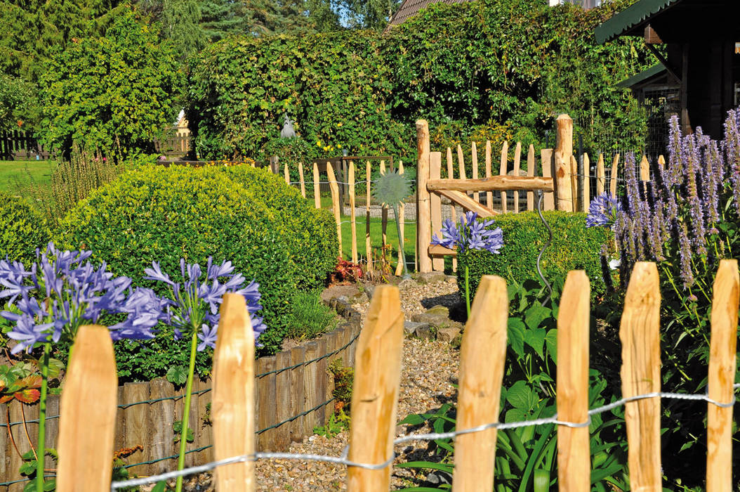 Kastanienzäune meingartenversand.de Garten im Landhausstil Zäune und Sichtschutzwände