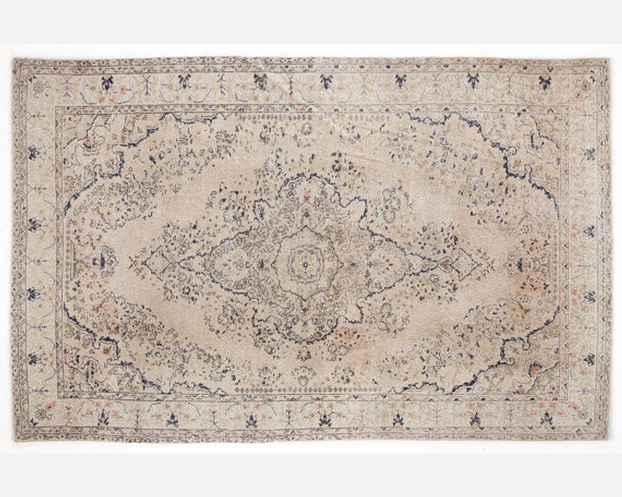 Vintage Handmade Over-dyed Rug In Beige, Cream & Ivory All the hues Salon classique Accessoires & décorations