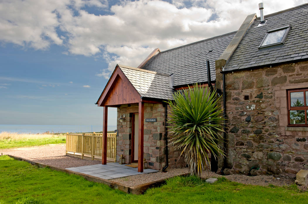 The Stables, Gourdon, Aberdeenshire, Roundhouse Architecture Ltd Roundhouse Architecture Ltd Дома в стиле кантри