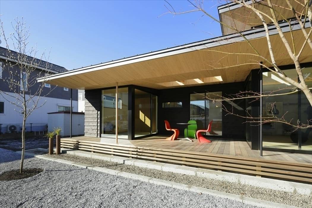 Yakisugi House, 長谷川拓也建築デザイン 長谷川拓也建築デザイン Balcone, Veranda & Terrazza in stile asiatico