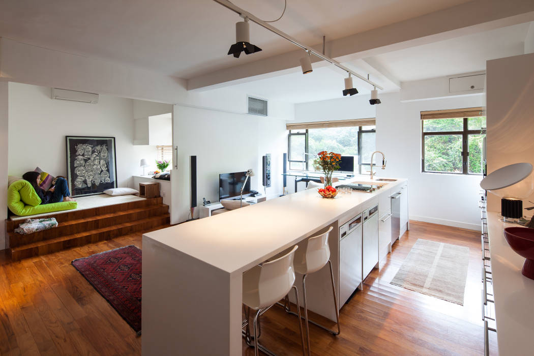 Discovery Bay Flat, HK, atelier blur / georges hung architecte d.p.l.g. atelier blur / georges hung architecte d.p.l.g. Modern dining room Furniture,Table,Wood,Fixture,Interior design,Kitchen,Flooring,Floor,Window,Cabinetry