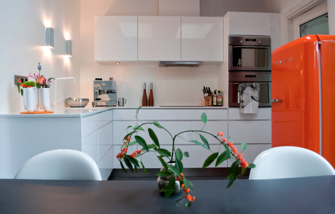 Witte keuken met oranje accent IJzersterk interieurontwerp Moderne keukens