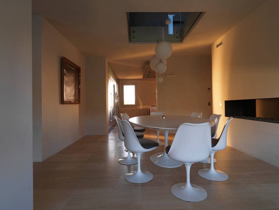 Ristrutturazione nel Nord Italia: Splendido uso di materiali naturali, Vegni Design Vegni Design Sala da pranzo minimalista