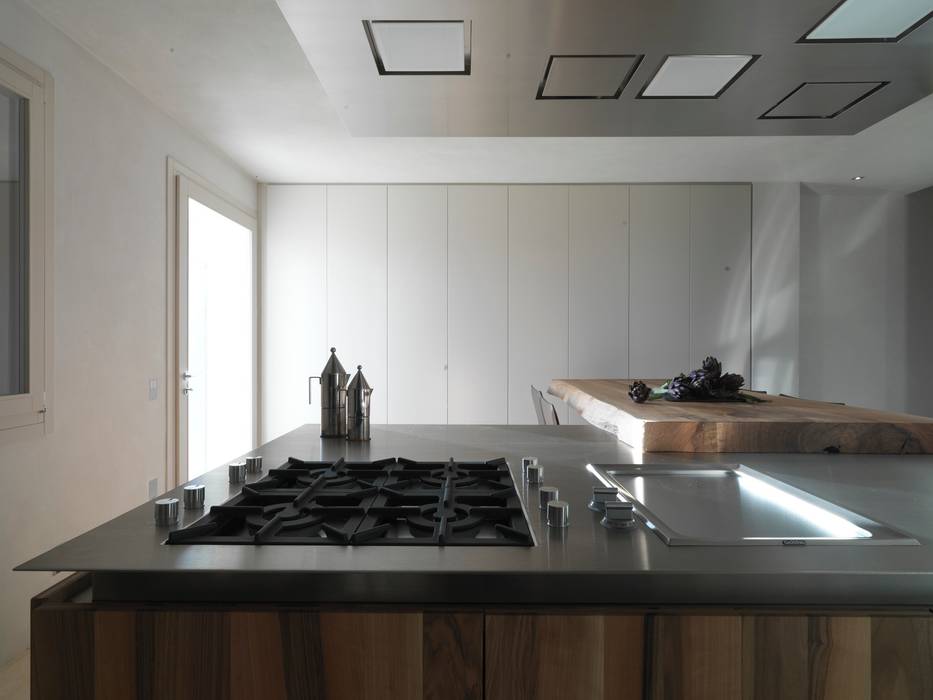 Ristrutturazione nel Nord Italia: Splendido uso di materiali naturali, Vegni Design Vegni Design Minimalist kitchen