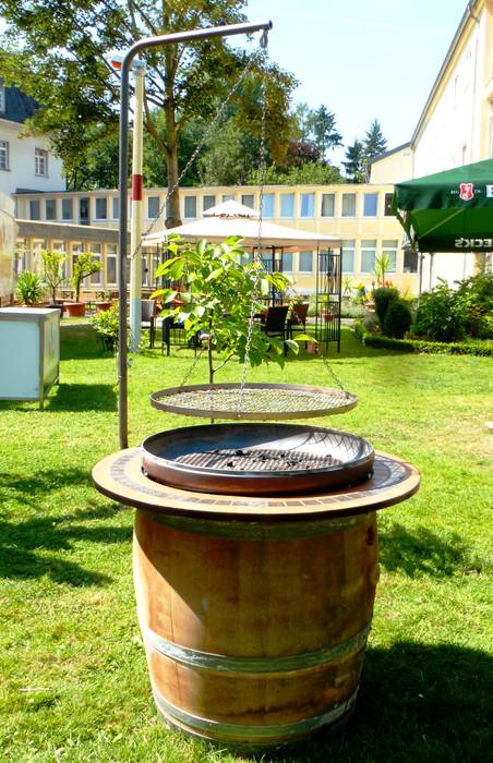 Rotweinschwenker - Schwenkgrill aus gebrauchtem Barriquefass homify Garten im Landhausstil Feuerplätze und Grill