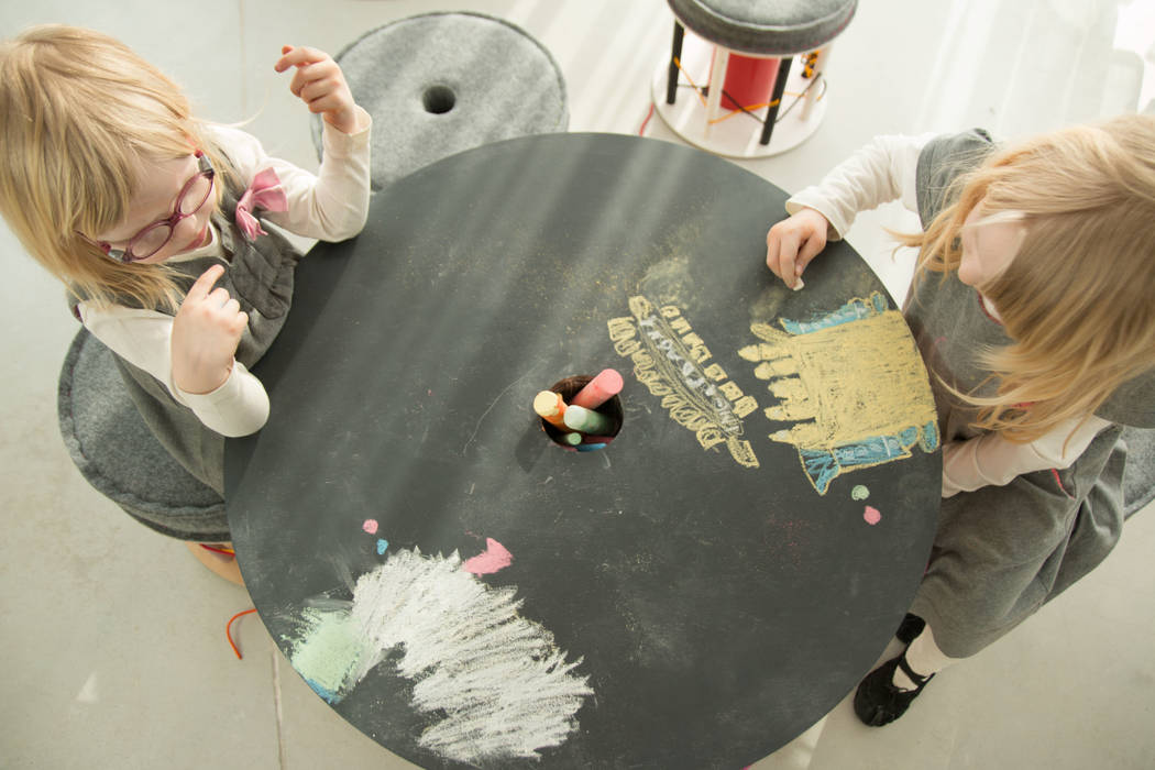 Ekologiczny stolik dziecięcy, NaNowo Industrial Design NaNowo Industrial Design Stanza dei bambini minimalista Scrivanie & Sedie