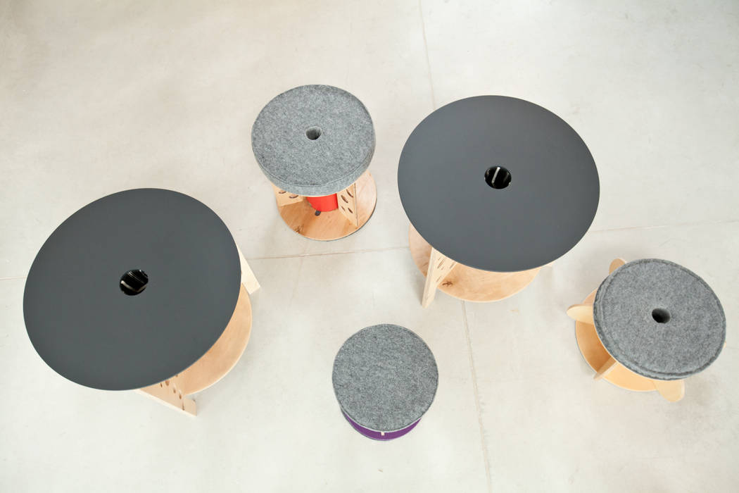 Stolik "dziury w serze" NaNowo Industrial Design Minimalistyczny pokój dziecięcy Biurka i krzesła