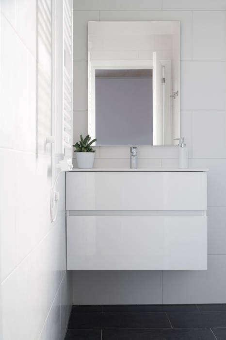 El Refugio Inteligente, NOEM NOEM Modern style bathrooms Storage