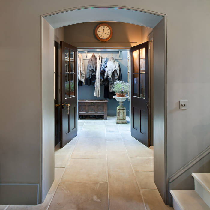 homify Couloir, entrée, escaliers classiques