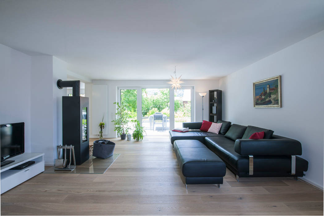 ​Ein ungewöhnlicher Umbau für zwei Familien, KitzlingerHaus GmbH & Co. KG KitzlingerHaus GmbH & Co. KG Modern living room