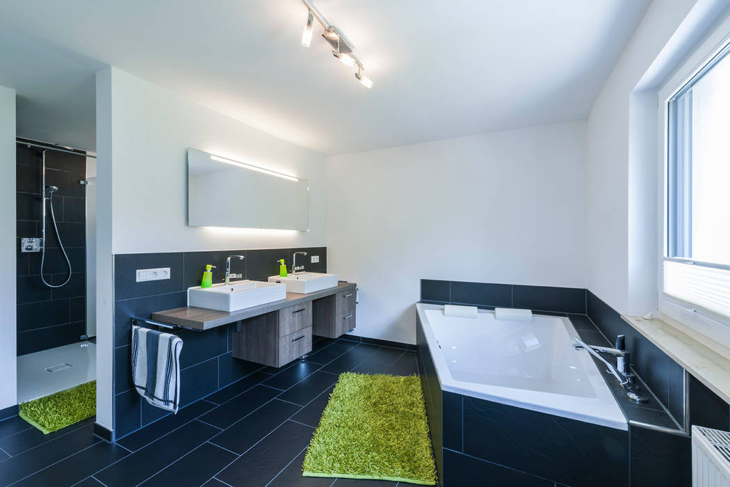 ​Ein ungewöhnlicher Umbau für zwei Familien, KitzlingerHaus GmbH & Co. KG KitzlingerHaus GmbH & Co. KG Modern bathroom