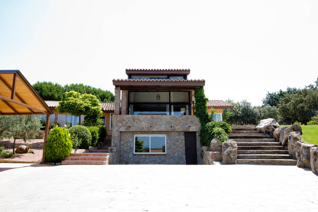 Paredes de piedra IPUNTO INTERIORISMO Casas de estilo rústico