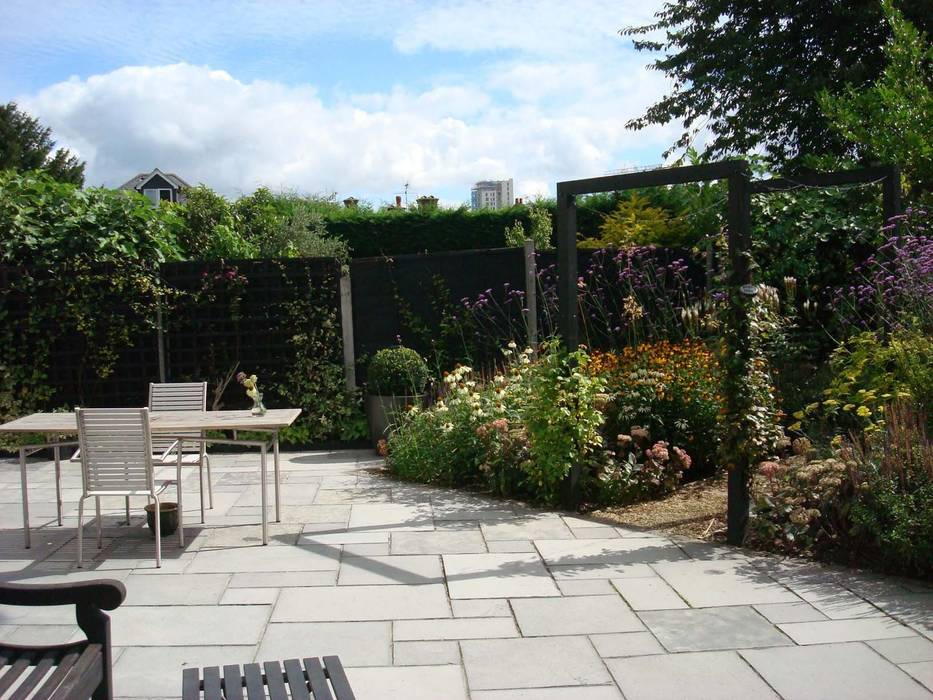 Long, narrow, contemporary garden design, Woking, Surrey Linsey Evans Garden Design Modern garden