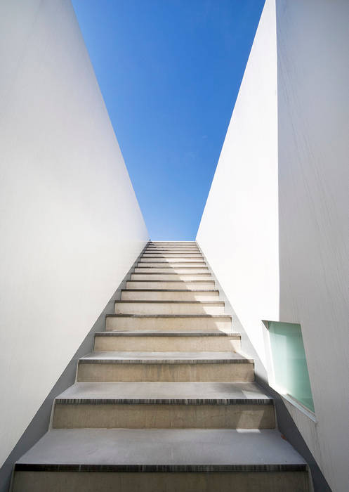 Floating House, hyunjoonyoo architects hyunjoonyoo architects Modern corridor, hallway & stairs