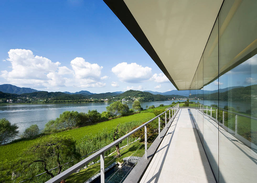 Floating House, hyunjoonyoo architects hyunjoonyoo architects Moderner Balkon, Veranda & Terrasse