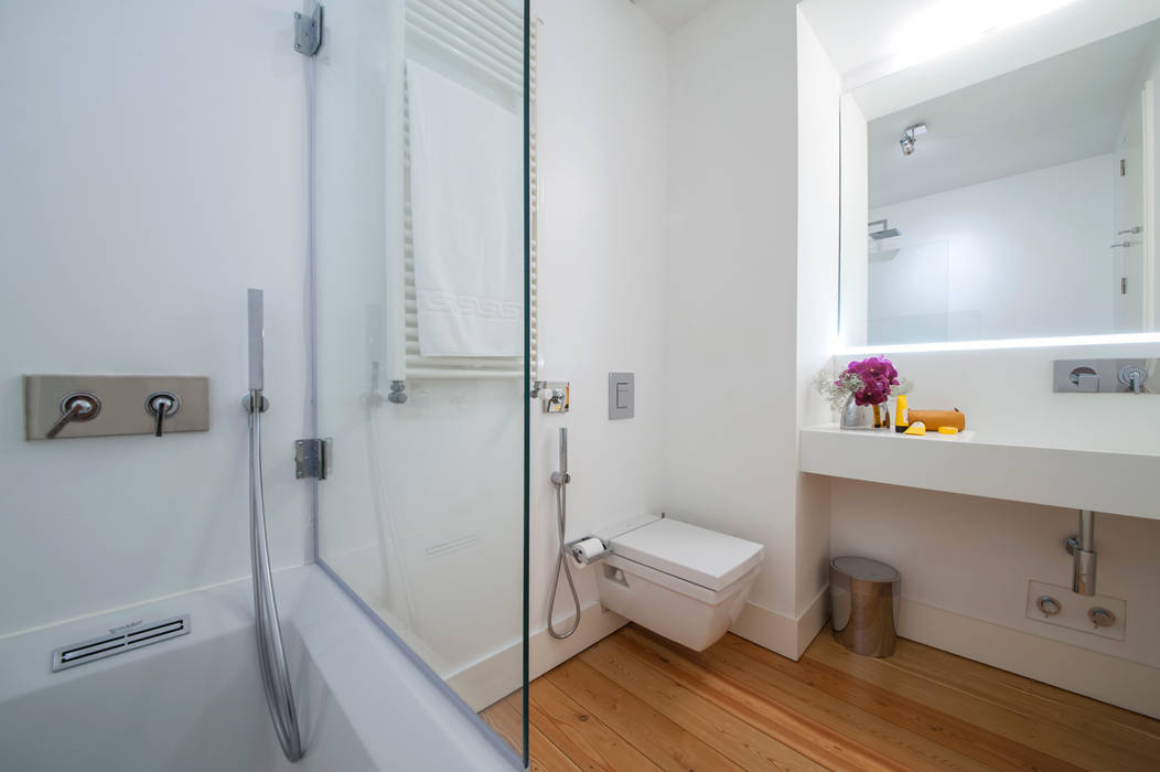 Minimal style Bathroom by Staging Factory Minimalist