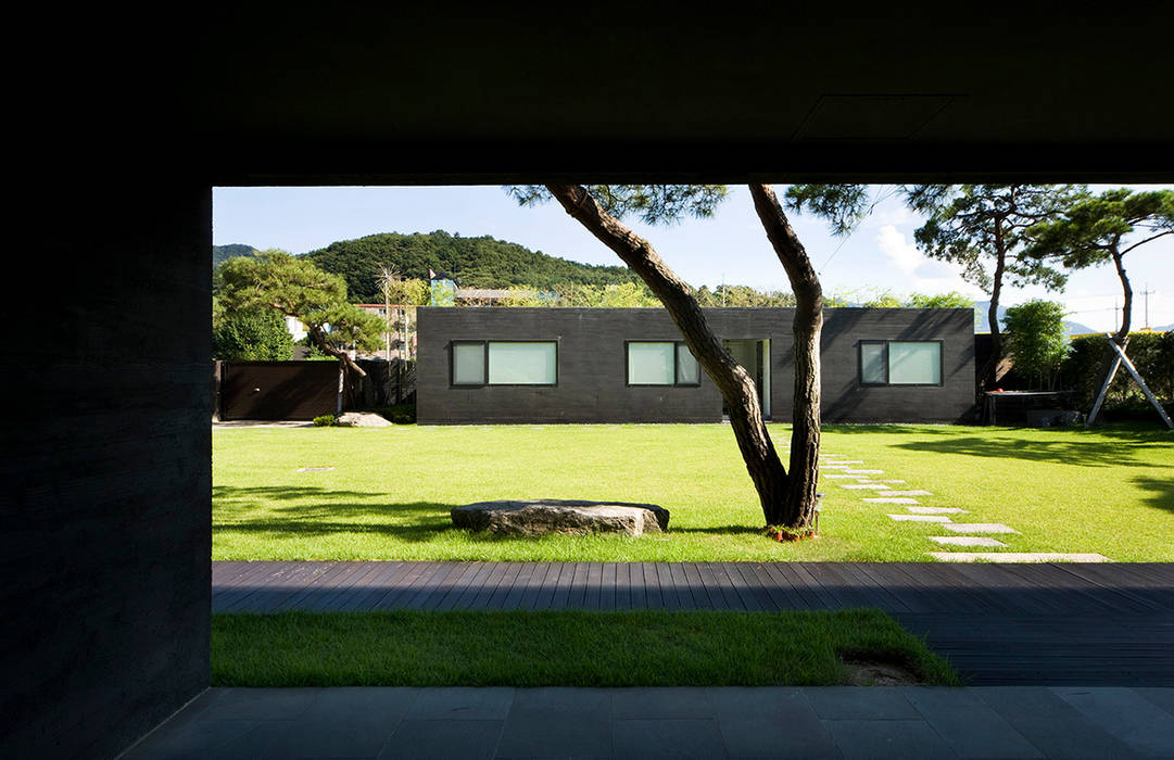 Floating House, hyunjoonyoo architects hyunjoonyoo architects Modern style gardens