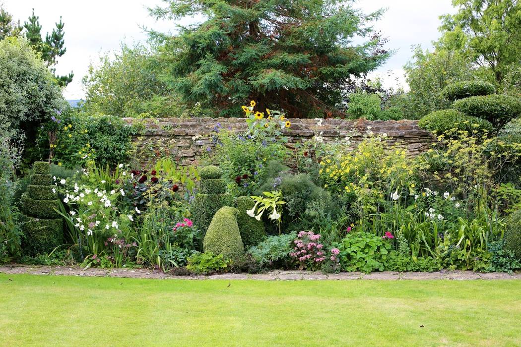 Topiary and Cloud Pruning in an English Country Garden Niwaki 庭院