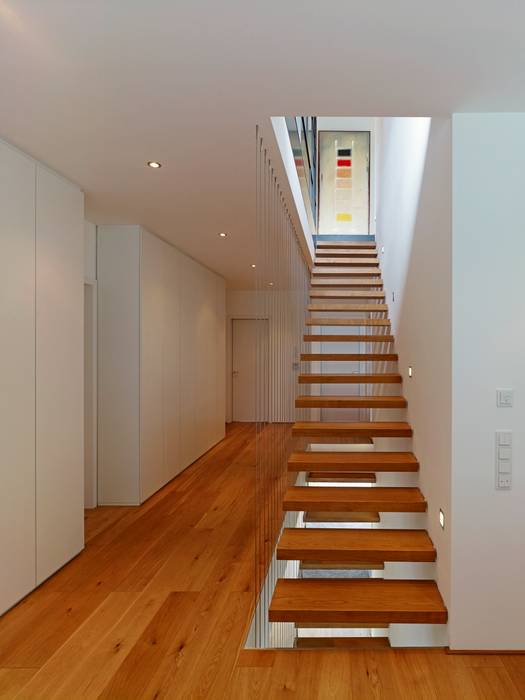 ​Effizienzhaus Plus am Bökelberg, bdmp Architekten & Stadtplaner BDA GmbH & Co. KG bdmp Architekten & Stadtplaner BDA GmbH & Co. KG Modern corridor, hallway & stairs