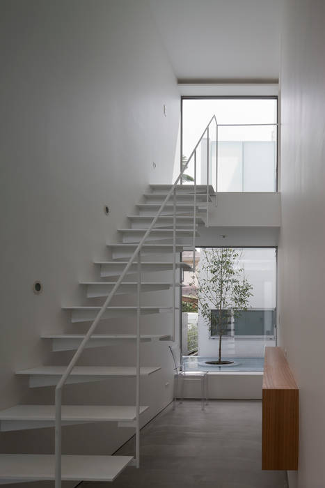 ODAWARA COURTYARD HOUSE, AIDAHO Inc. AIDAHO Inc. 모던스타일 복도, 현관 & 계단