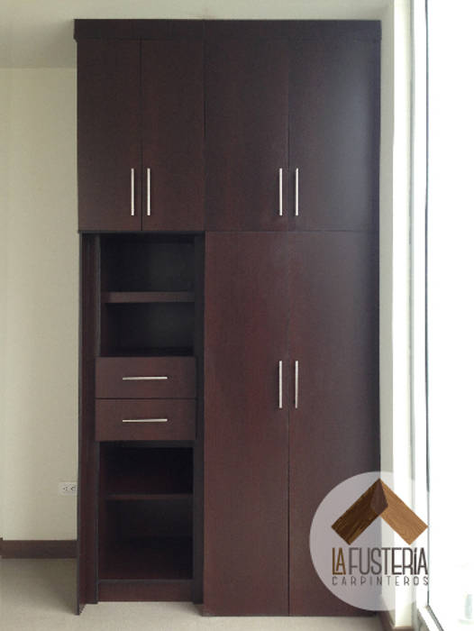 Clóset sencillo en laminado Wengué. La Fustería - Carpinteros Closets de estilo minimalista Clósets y cómodas