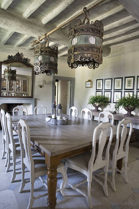 Casale sulle colline di Firenze: Spirito tradizionale, Antonio Lionetti Home Design Antonio Lionetti Home Design Sala da pranzo in stile rustico Tavoli
