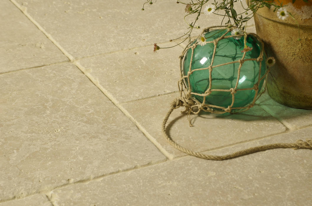 Light Tumbled Travertine Floors of Stone Ltd Nhà bếp phong cách mộc mạc